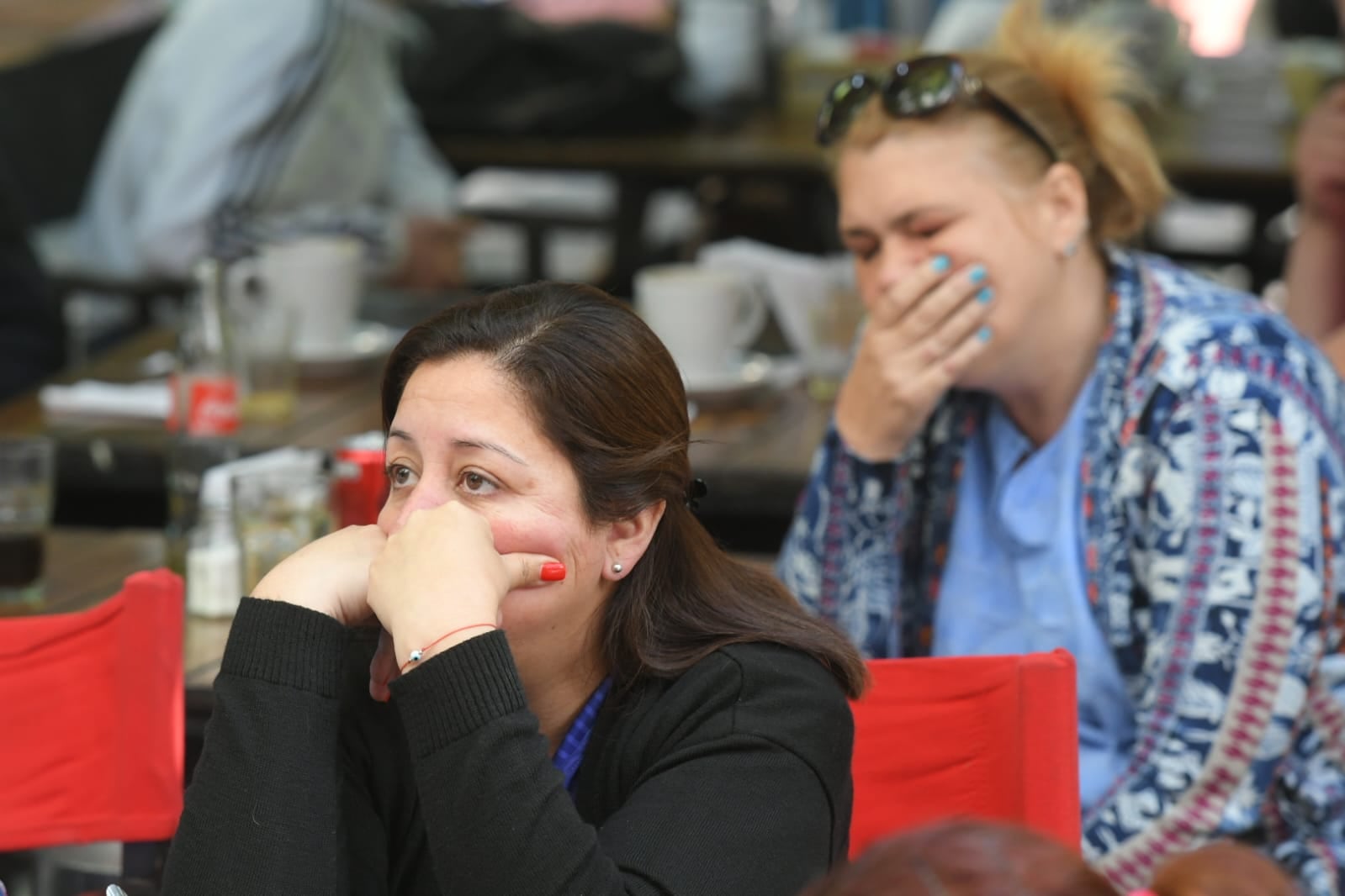 Dos mujeres, que eligieron un café del centro de Mendoza para ver el partido, se lamentan ante el segundo gol de Arabia Saudita frente a la selección de Messi. Foto: Ignacio Blanco / Los Andes