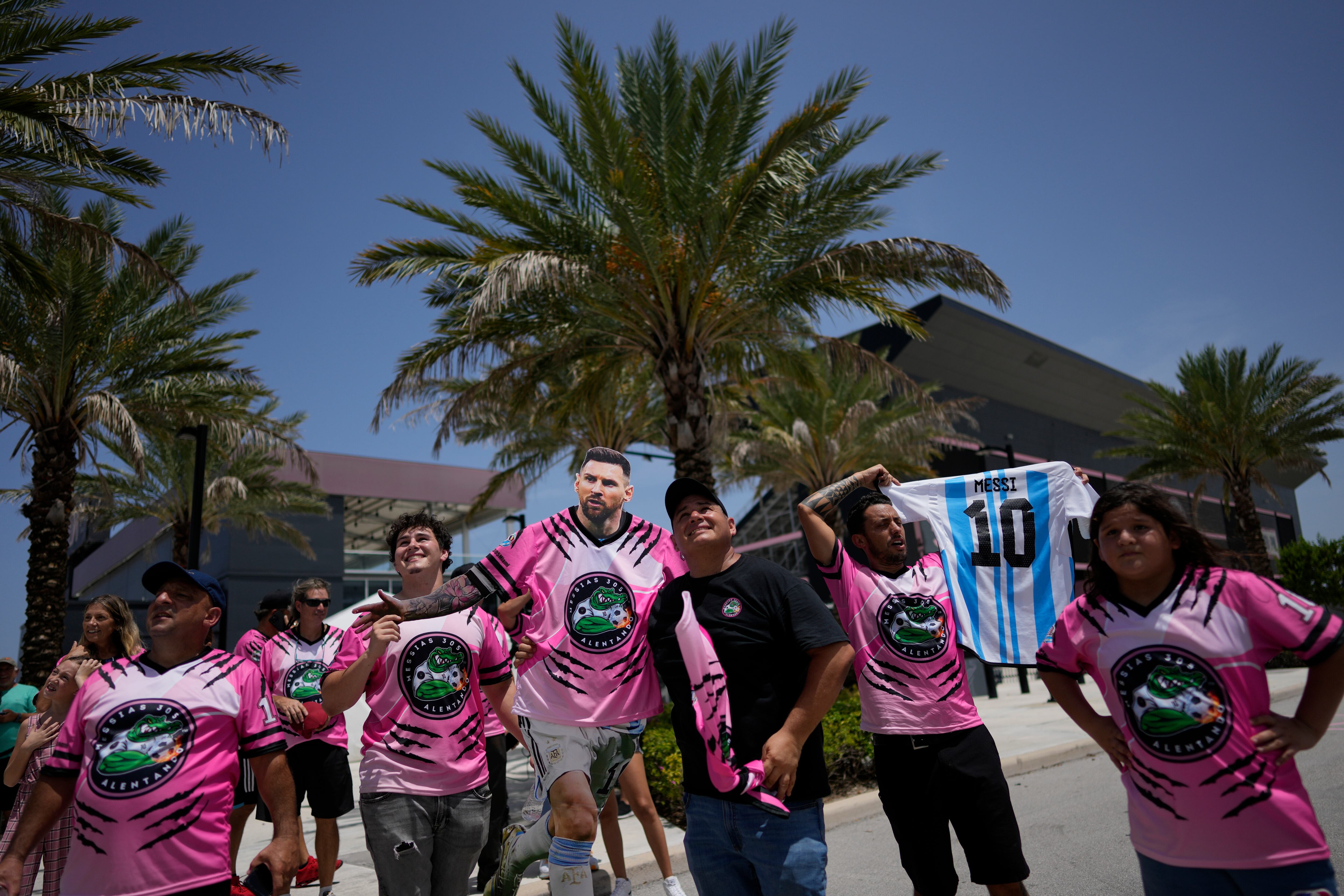 Un grupo de aficionados espera frente al DRV Pink Stadium, casa del Inter Miami, para ver a Lionel Messi el martes 11 de julio de 2023 (AP Foto/Rebecca Blackwell)