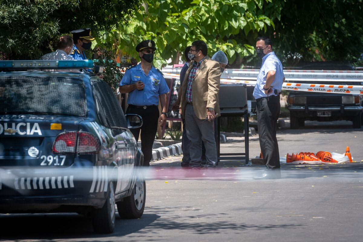 Personal policial y autoridades judiciales en la zona donde un hombre de 39 años fue ultimado a balazos. Foto: Ignacio Blanco / Los Andes