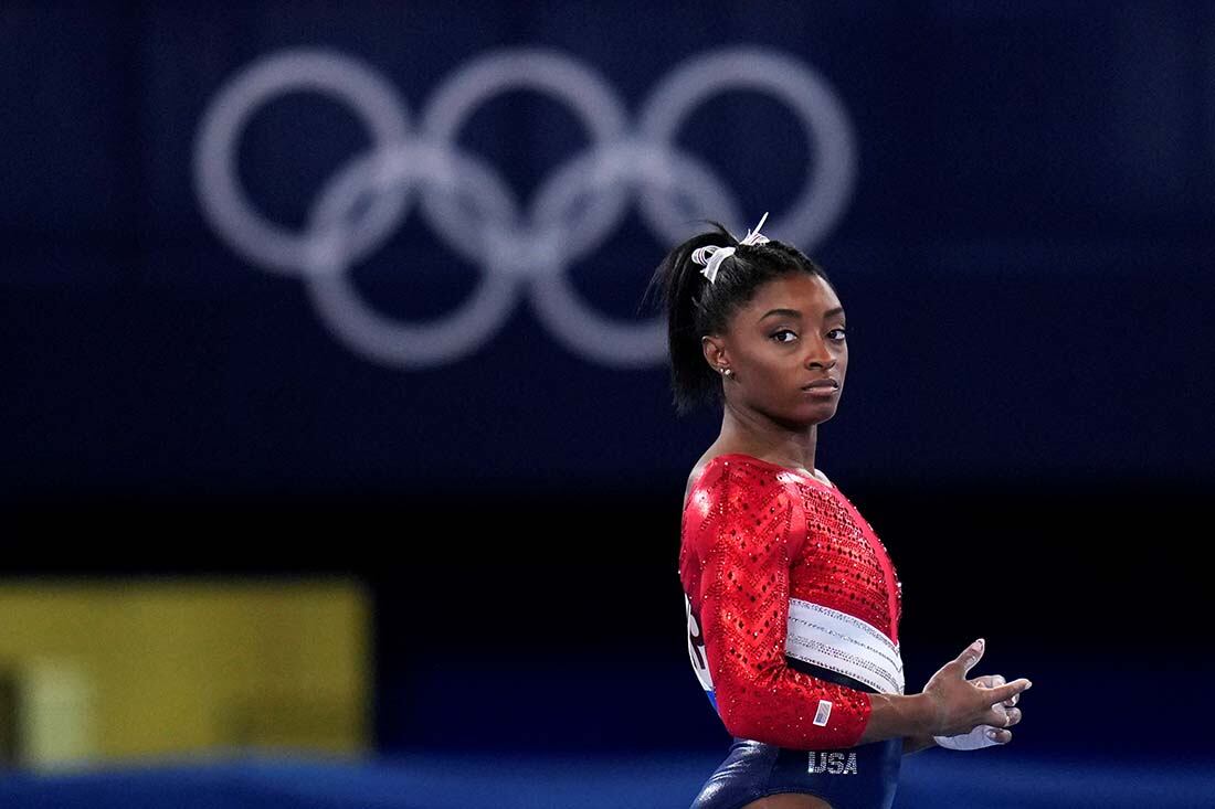 Simone Biles, de Estados Unidos, esperando actuar en la bóveda durante la final femenina de gimnasia artística