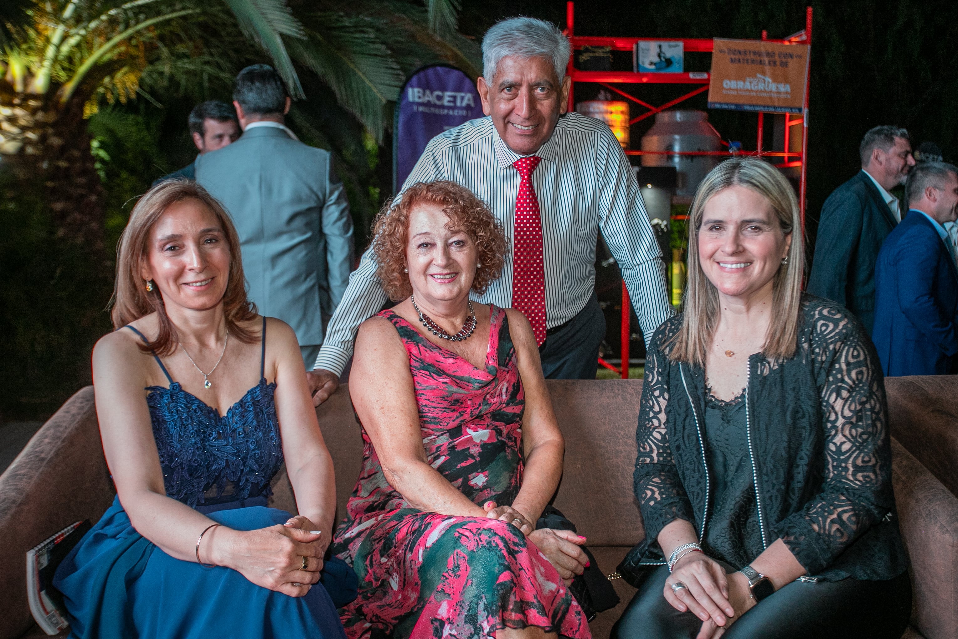 Alejandra, Rosita y Silvina, muy bien custodiadas por Juan Carlos Modón.