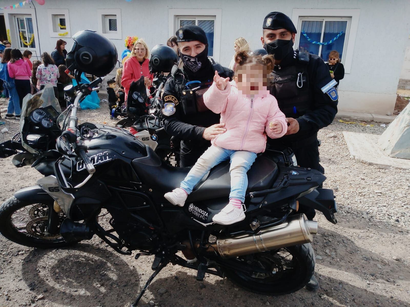 Efectivos de la Unidad Motorizada de Acción Rápida participaron de un agasajo a los niños de la zona de Puente de Hierro, Los Corralitos.