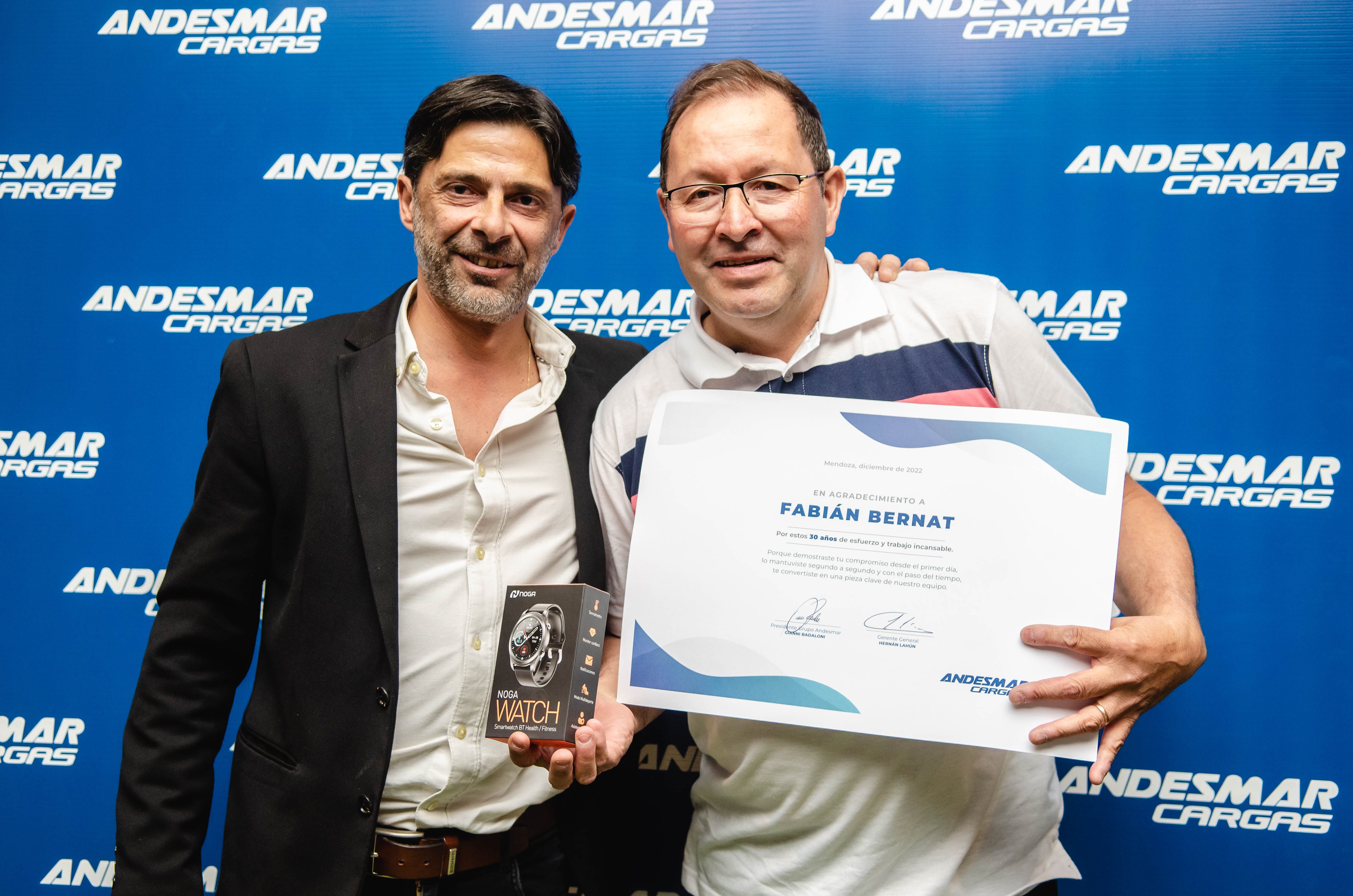 Hernán Lahún y Fabián Bernat, premiado por sus 30 años en la empresa. PH Casandra Martínez