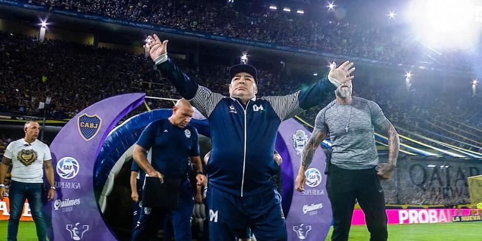 Maradona la última vez que pisó la Bombonera como DT de Gimnasia y Esgrima La Plata.