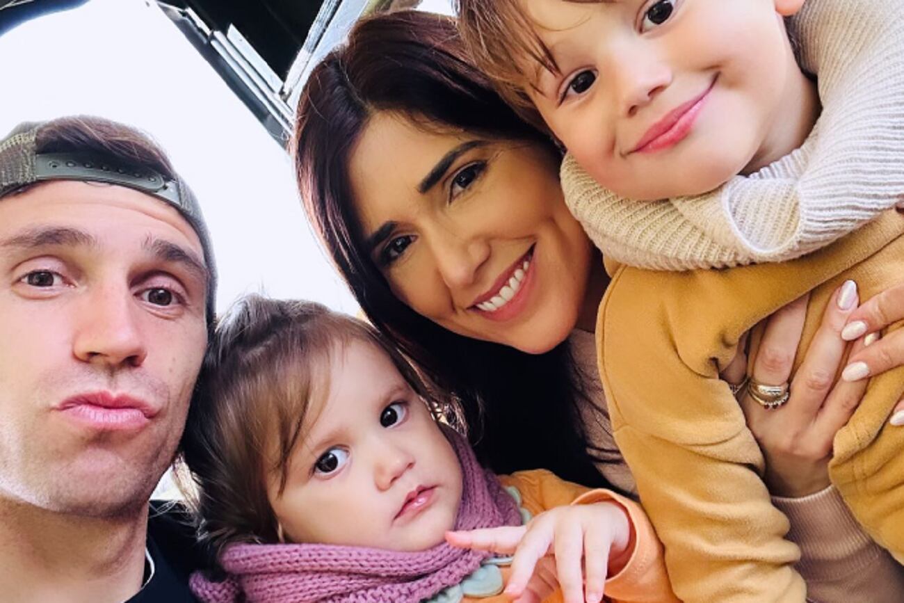 Dibu Martínez, Mandinha y sus dos hijos. (Instagram Mandinha Martínez)