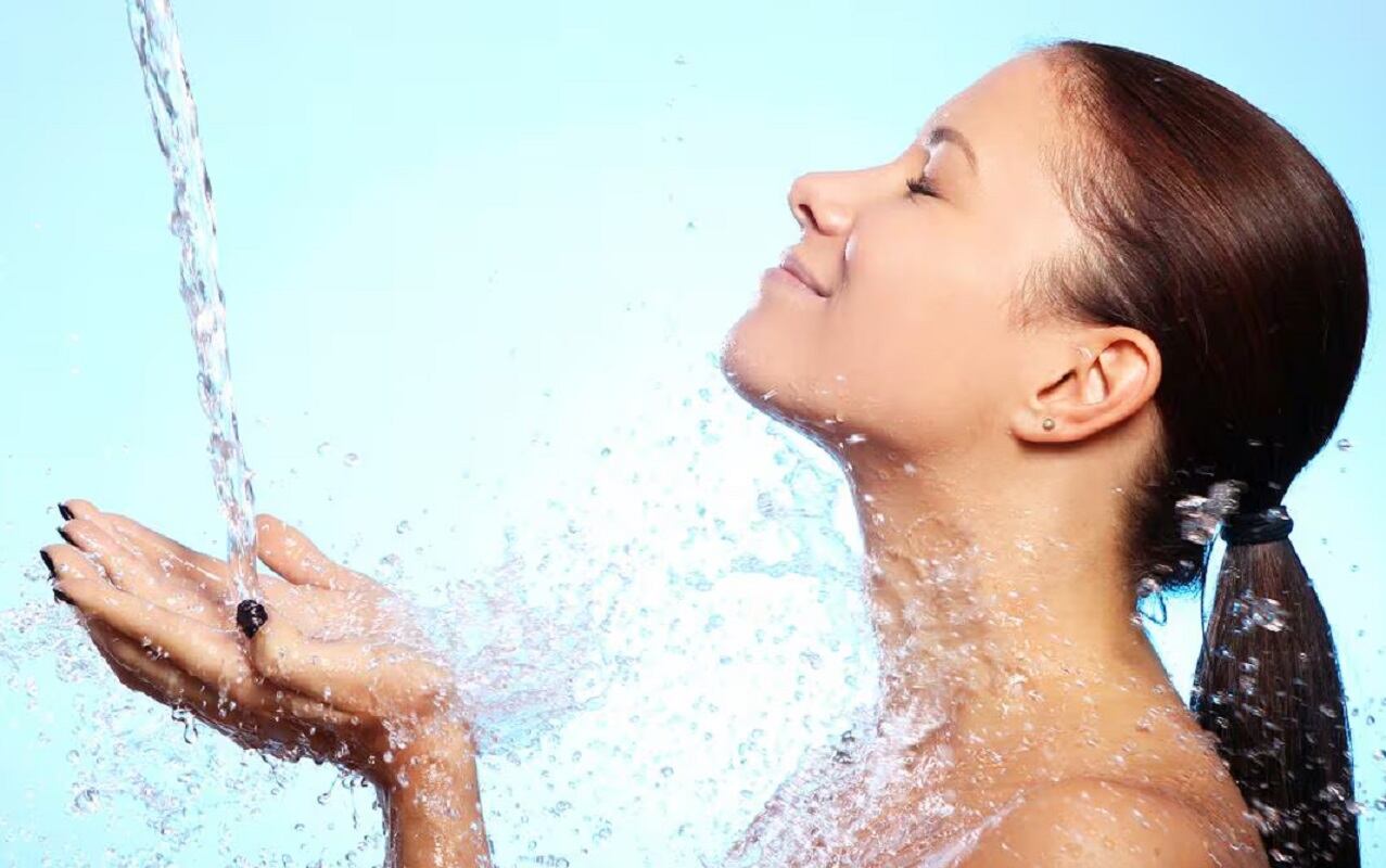 ¿Es mejor bañarse a la mañana o a la noche?