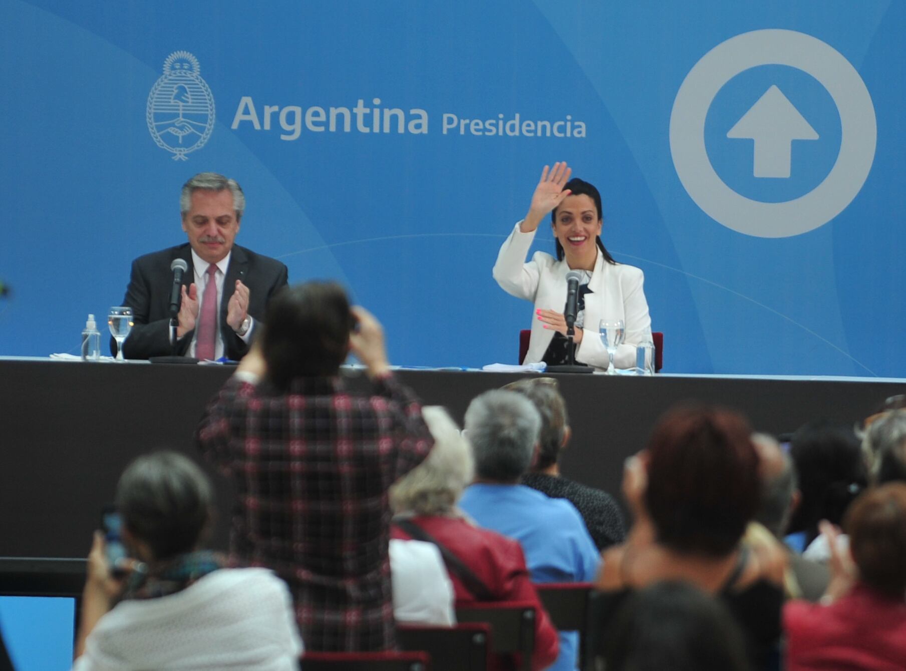 "No fueron dos años donde estuvimos paralizados, trabajamos como nunca. He visto a Luana y al PAMI trabajar para enfrentar la pandemia de dimensiones mundiales en un sistema de salud que habían dejado virtualmente en quiebra”, dijo Fernández. / Clarín