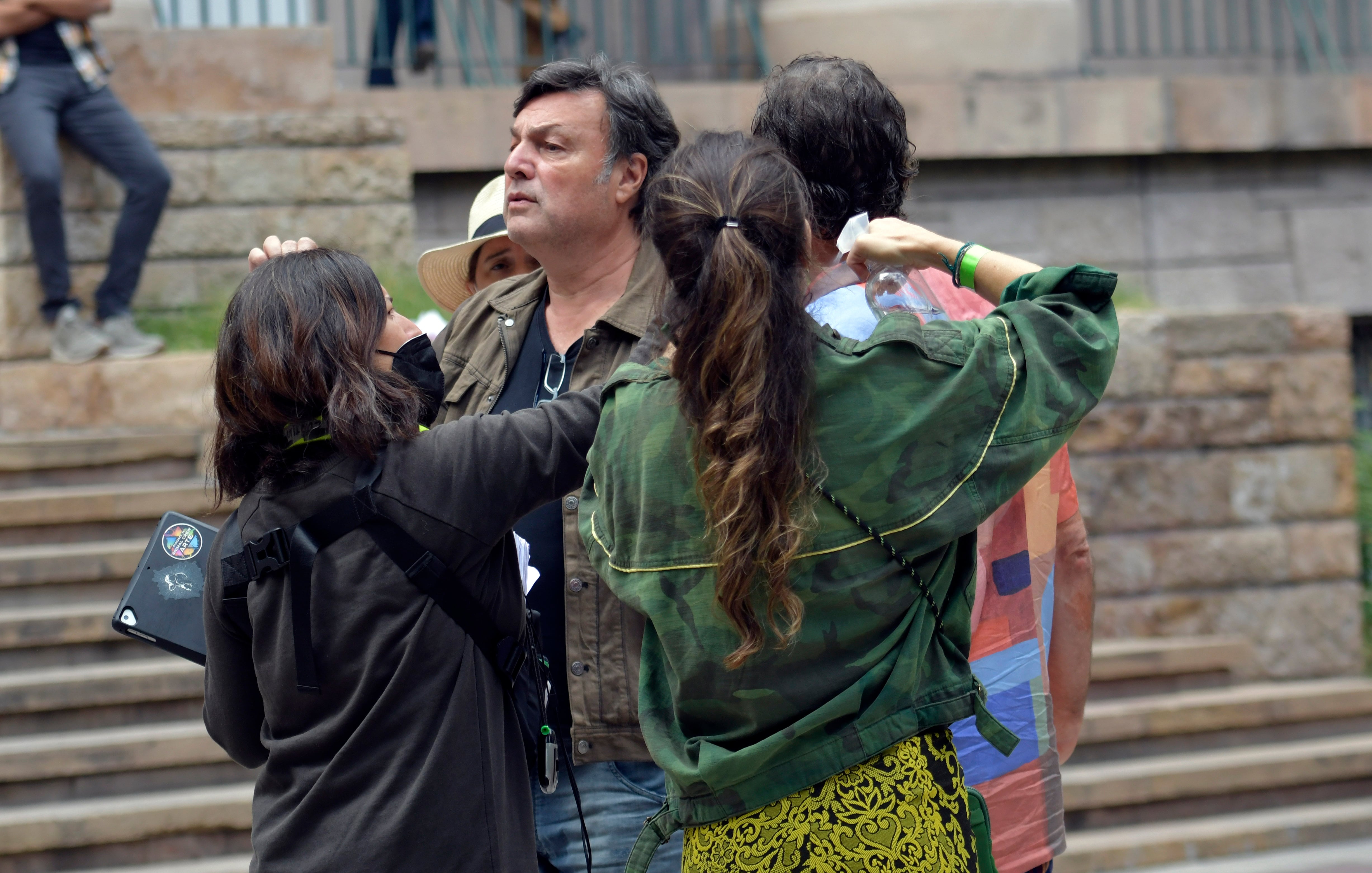 22 Marzo Mendoza Sociedad
Filman película en Mendoza

Los actores Benjamín Vicuña y Laurita Fernández continúan rodando el film “ SOS Papá al rescate”.

Esta mañana es el turno del Poder Judicial, donde se filmaron algunas escenas en medio de transeúntes y curiosos que se detienen a observar y tomar fotografías. Incluso se colocaron sillas para quienes deseen permanecer. El rodaje, no obstante, generó algunos inconvenientes en el tránsito debido a que debieron cortarse algunas calles aledañas.

 Foto: Orlando Pelichotti / Los Andes