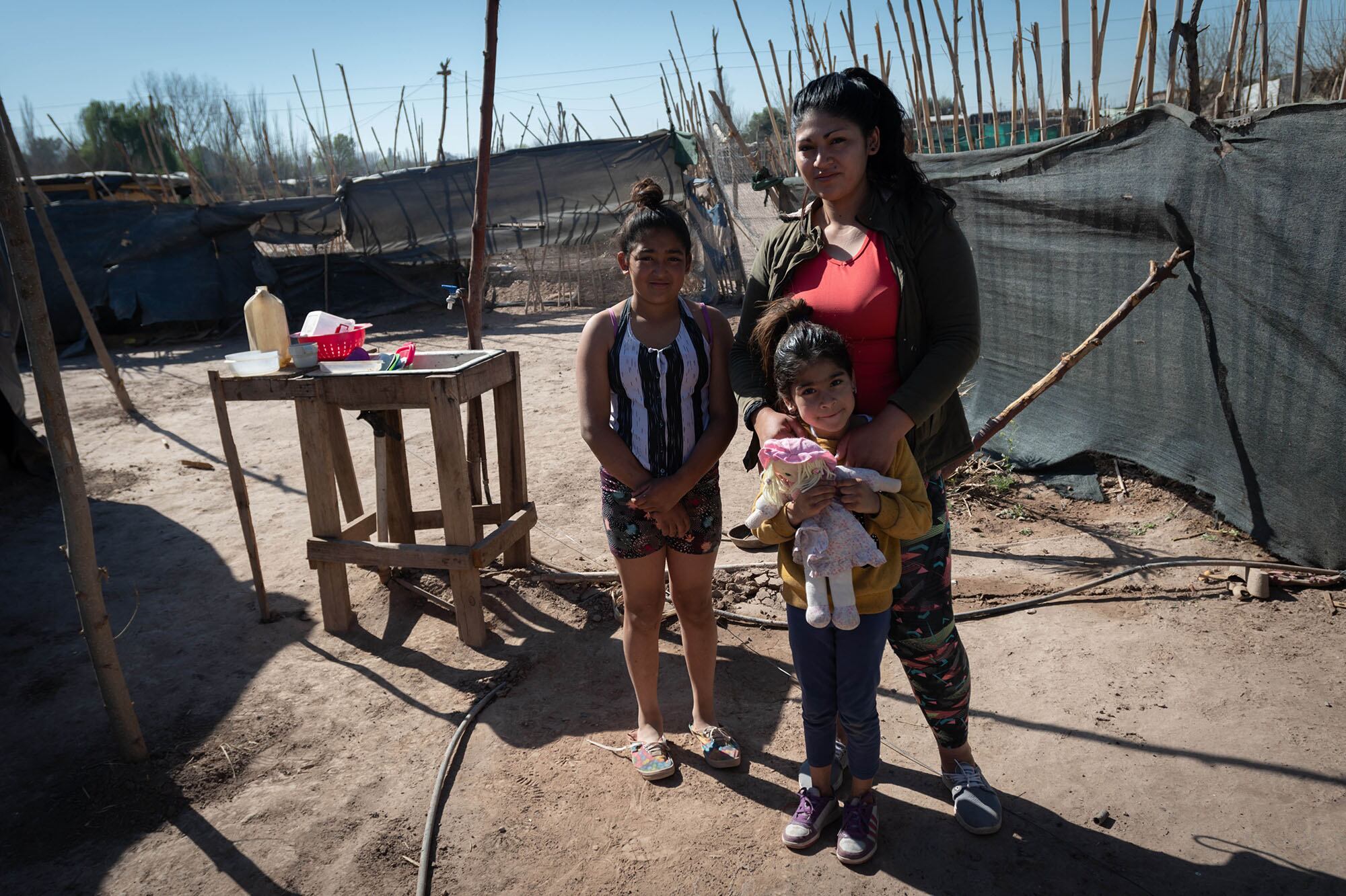 Yésica Rosales junto a sus hijas Yasmín y Mélani , habitantes del lugar. 