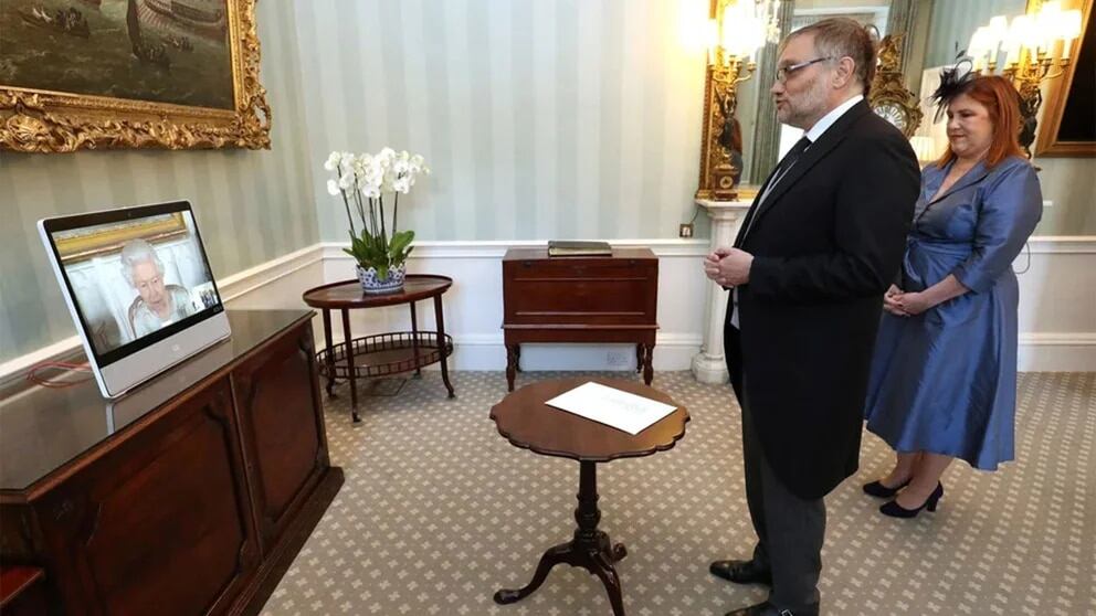 Javier Figueroa, embajador argentino en Reino Unido, junto a su esposa Alessandra Viggiano Marra durante una reunión virtual con la reina Isabel II. Foto: Web