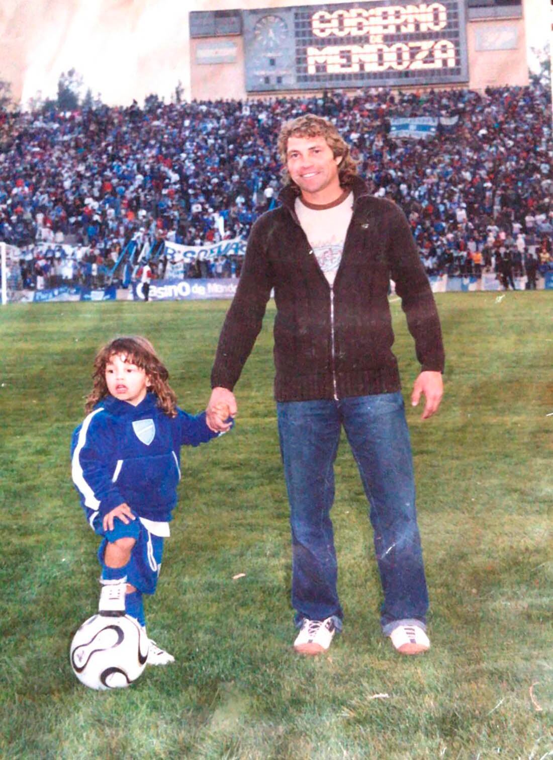 De la mano de papá. Agustín cuando tenía tres años y comenzaba a dar sus primeros pasos en el Tomba en un Malvinas a pleno disfrutando por Godoy Cruz en Primera. 