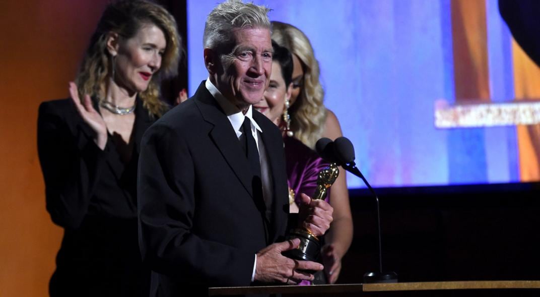 Un tardío reconocimiento. El director de Terciopelo azul, David Lynch, recibió un Oscar honorífico. Foto: AP