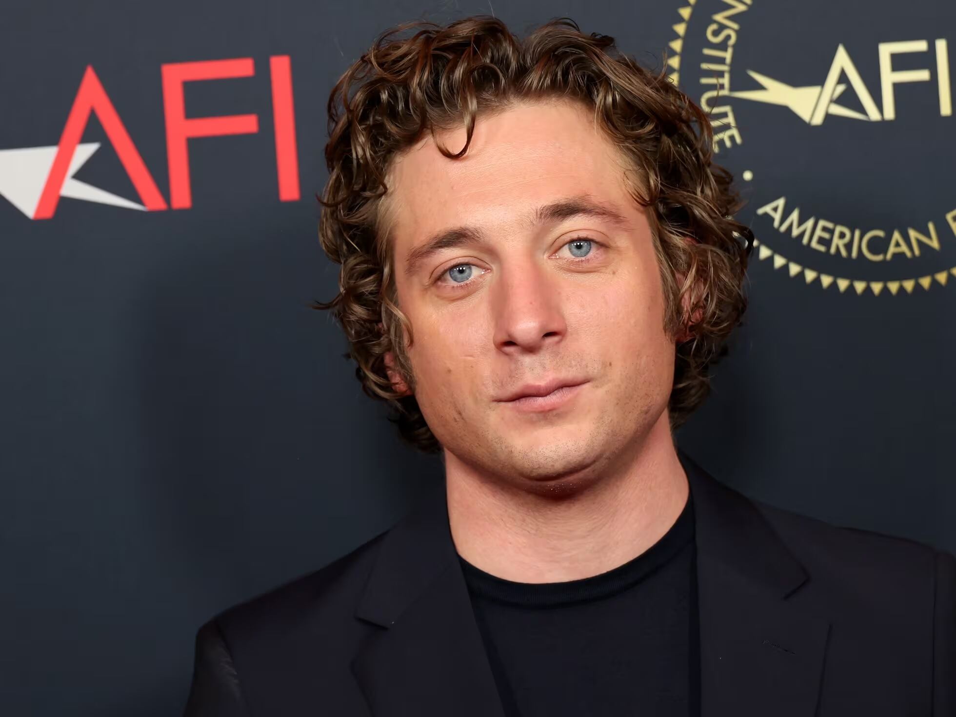 El actor Jeremy Allen Withe encendió las redes con poses que dejaban ver sus increíbles pectorales