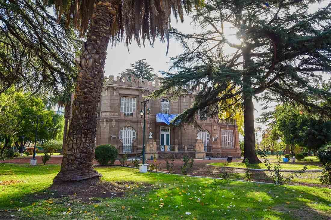 . 
Zona de gran producción vitivinícola de Maipú, Bodega Giol, los chalets de calle Ozamis (Museo del Vino y la Vendimia).