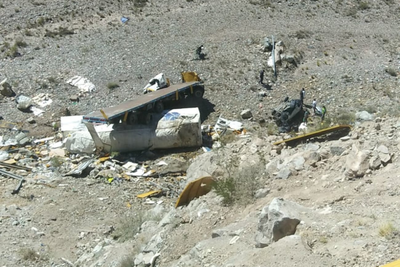 Un camión volcó y chocó a dos vehículos.