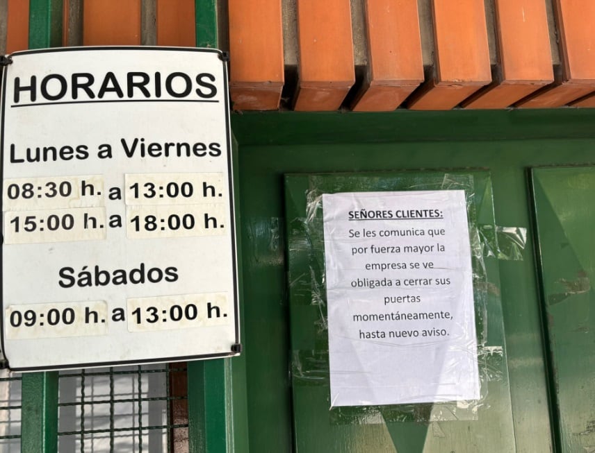 En el frente de la empresa, un cartel informa del cierre indefinida de la compañía.