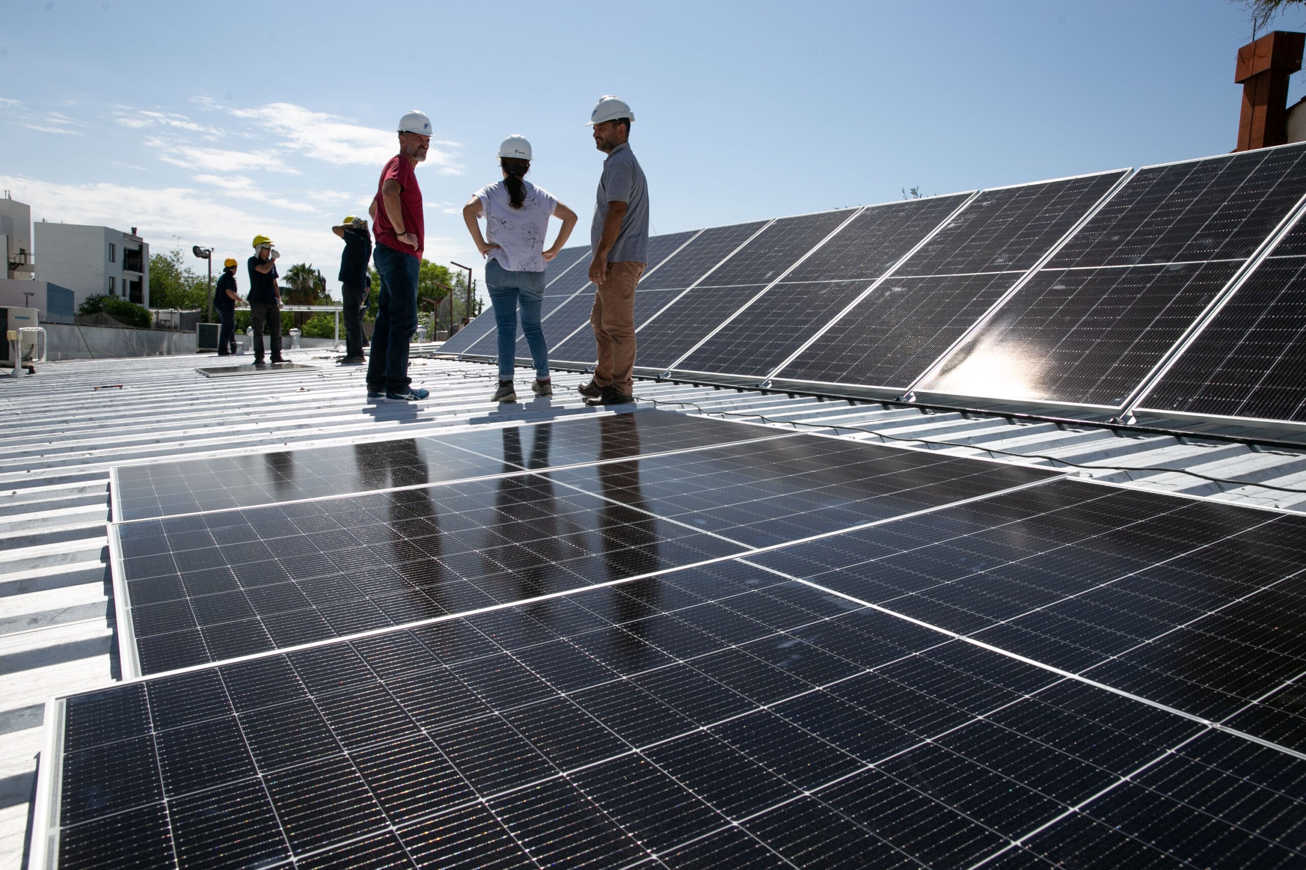 Más energía limpia en la Ciudad: Ulpiano Suarez recorrió la nueva instalación de paneles solares en el Gimnasio Nº1