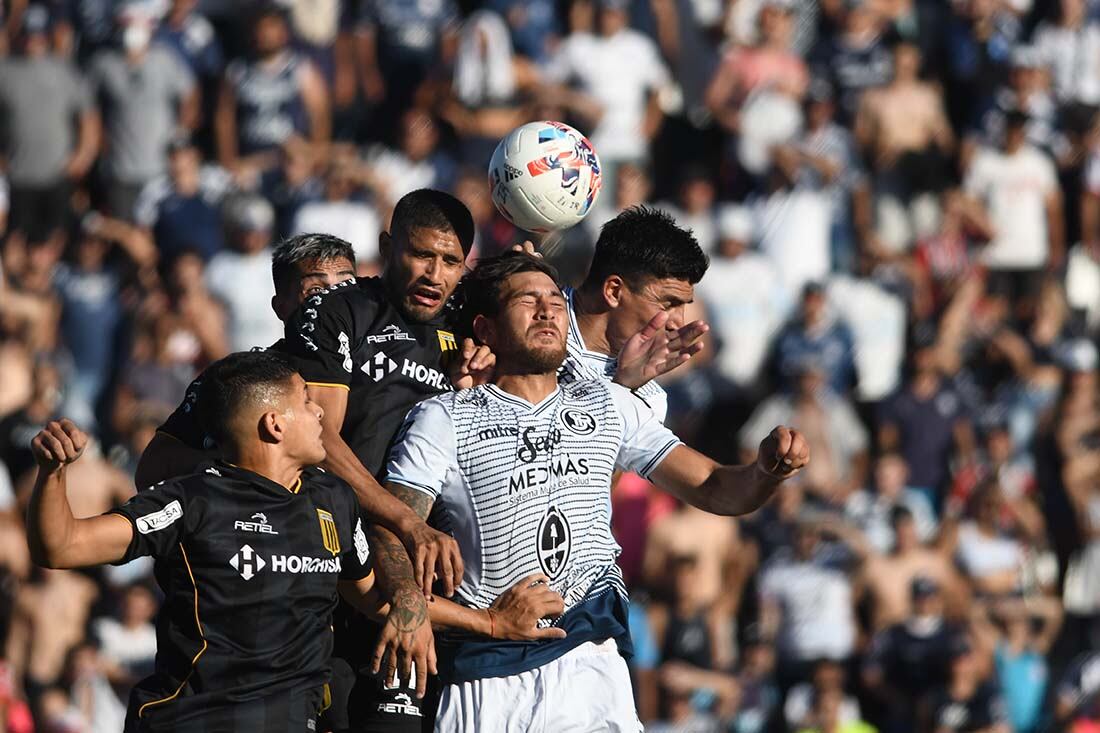 En el estadio Bautista Gargantini de Ciudad, los jugadores de ambos equipos disputan el balón en un partido con mucha adrenalina  Foto: José Gutierrez