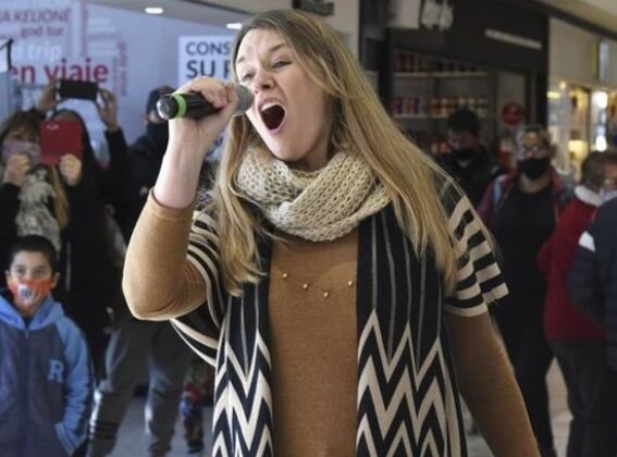 La soprano Mariana Rodríguez y el tenor Marcelo Zelada sorprendieron a pasajeros y trabajadores de la Terminal.