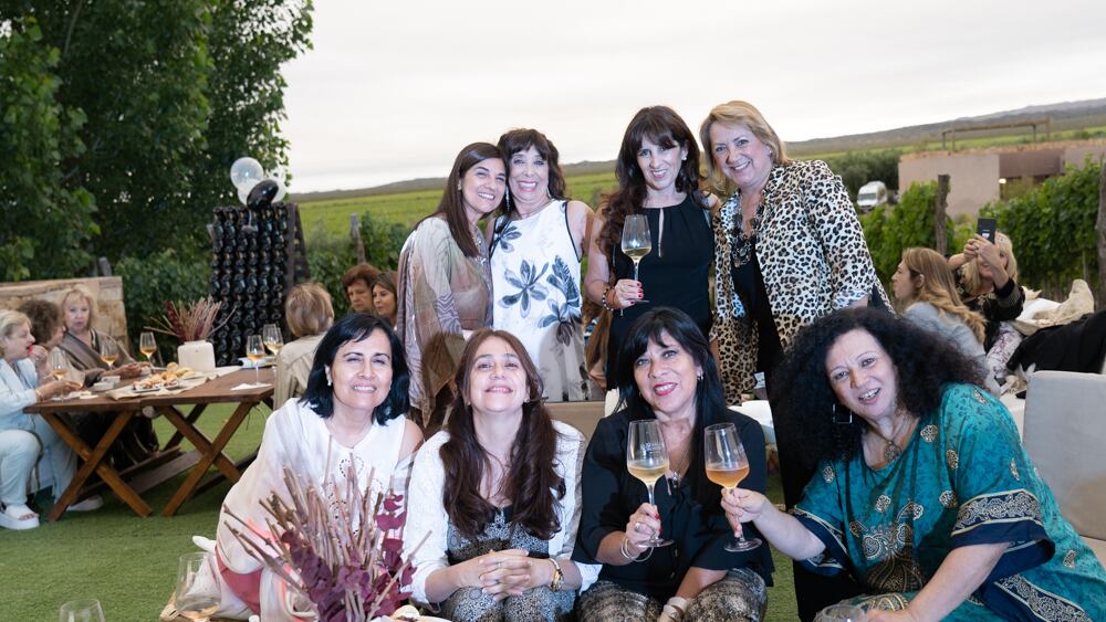 Geysi García, Cristina Dávila, Faviana Tejada y Susana Hemsy. Paradas: Marcela Carrizo, Raquel Romano, Laura Barta y Cecilia Buj. PH Ariel Larriba.