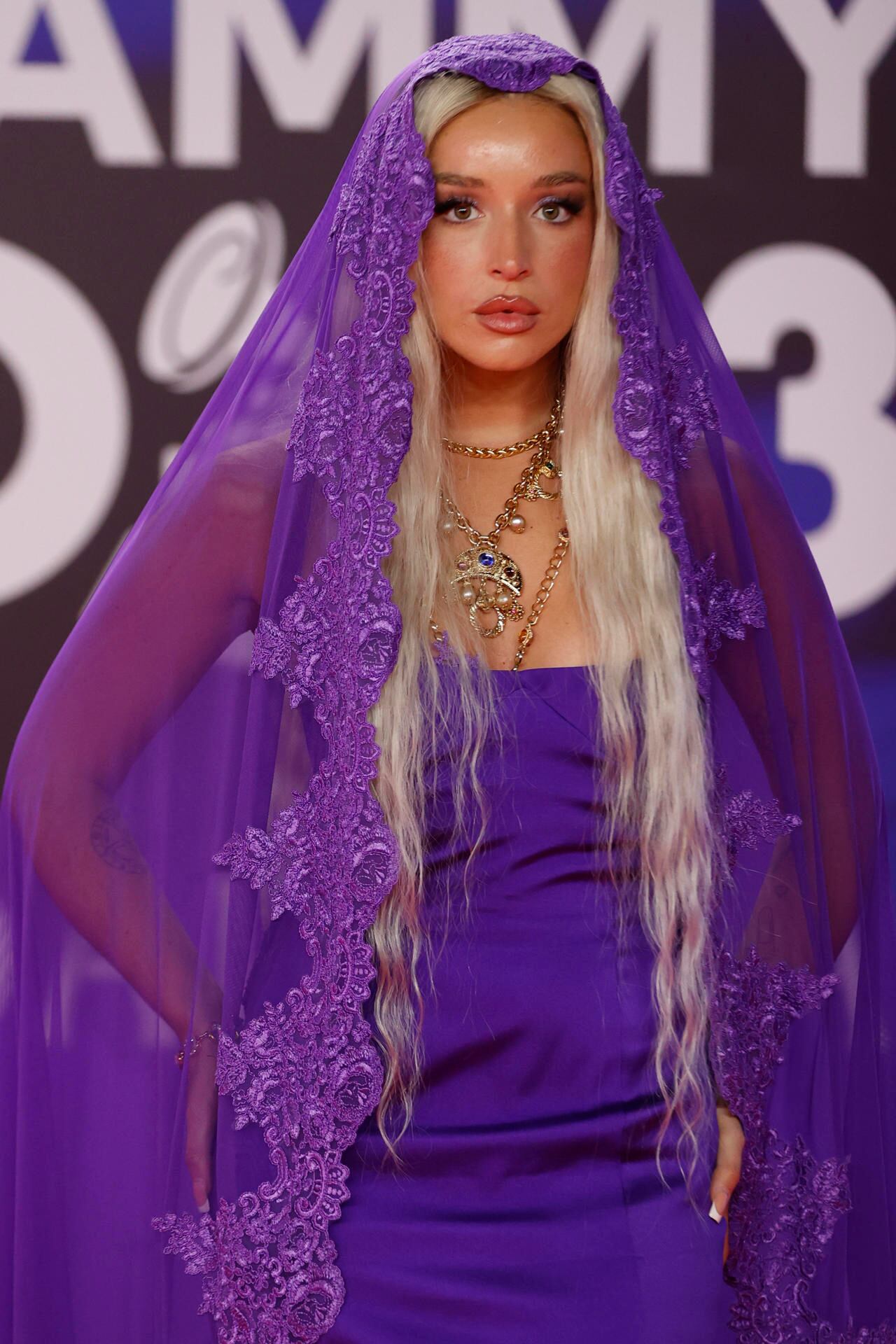 SEVILLA. 16/11/2023.- La cantante española Lola Índigo posa para los fotógrafos en la alfombra roja de la gala anual de los Latin Grammy, este jueves en Sevilla. EFE/Jorge Zapata
