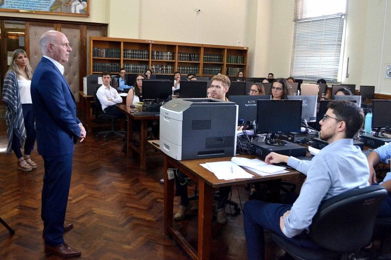 El presidente de la Corte, Dalmiro Garay, le dio la bienvenida a los nuevos empleados