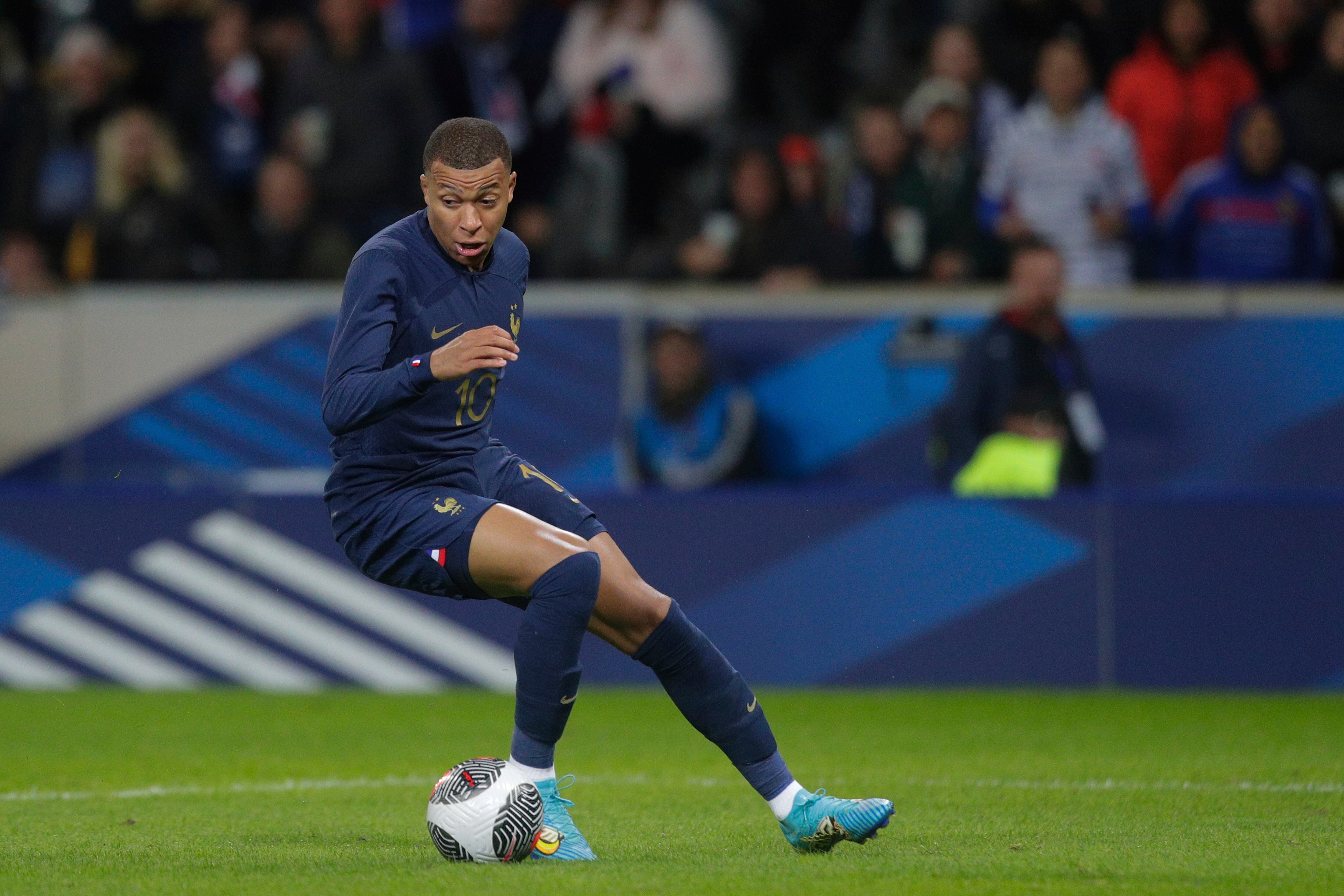 Kylian Mbappé, de la selección de Francia, controla el balón durante un partido amistoso ante Escocia, el martes 17 de octubre de 2023 (AP Foto/Michel Spingler)