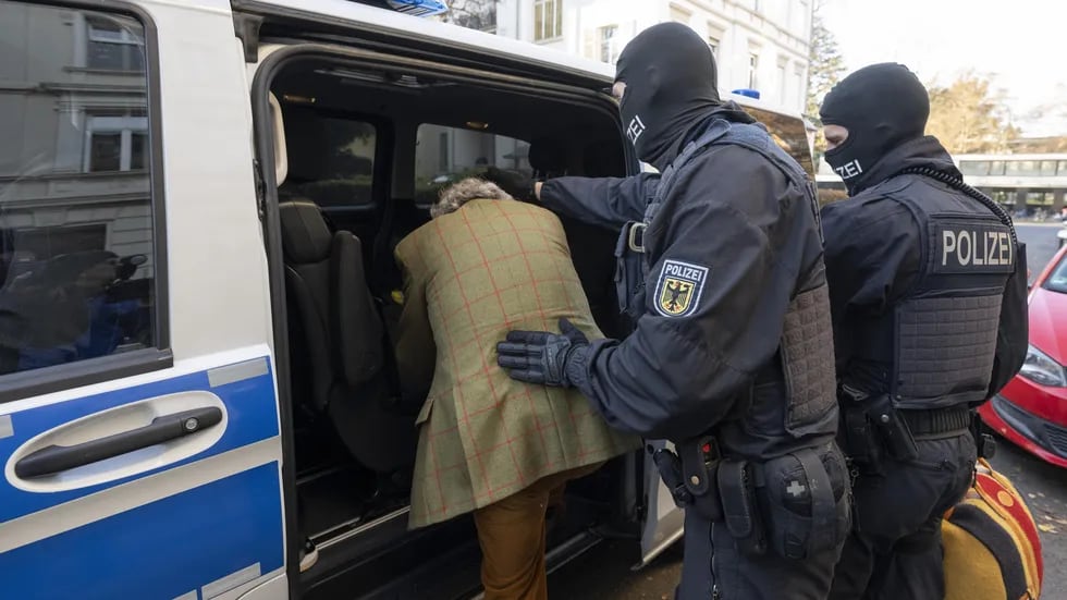 El príncipe Heinrich XIII Reuss, detenido este miércoles en Frankfurt, junto a policías. Foto: Web