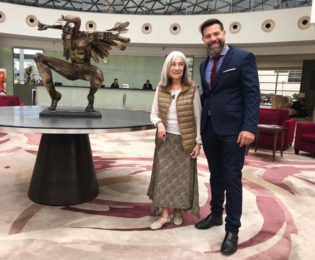 Jorge Carnino con María Kodama junto a su escultura Dedalo