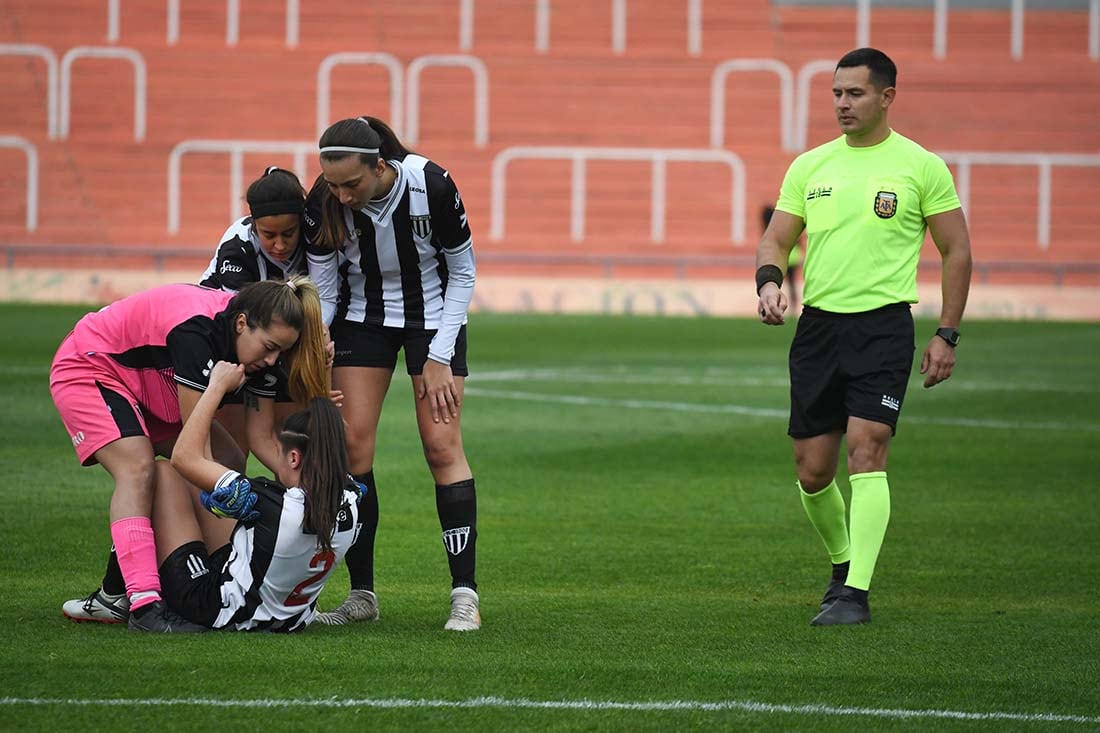 El dolor de las jugadoras de Gimnasia al perder la final.