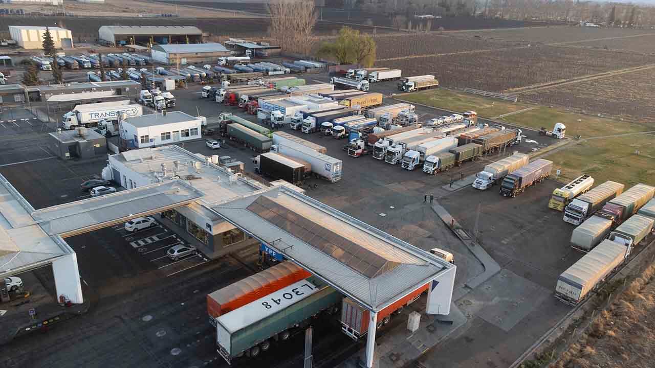 Algunos camiones  en la estación de servicios ubicada en la Ruta 40 y Ruta 7 a Chile, esperando la habilitación del paso al vecino país

Foto: José Gutierrez / Los Andes 


