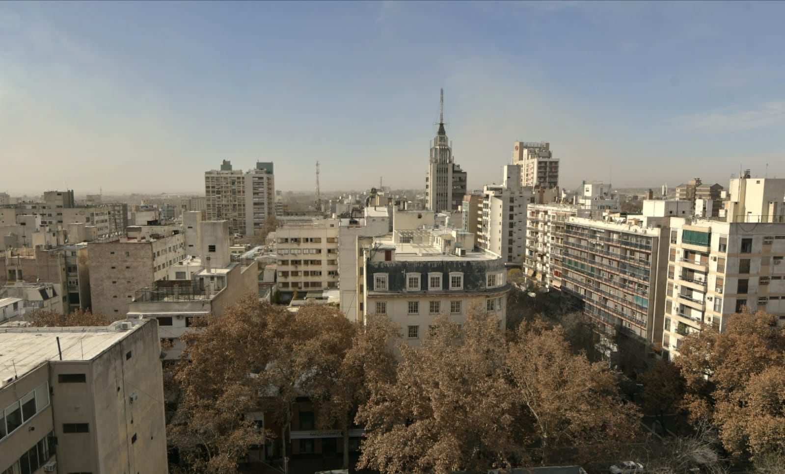 Comenzó a bajara el viento Zonda en la ciudad de Mendoza. Foto: Orlando Pelichotti / Los Andes