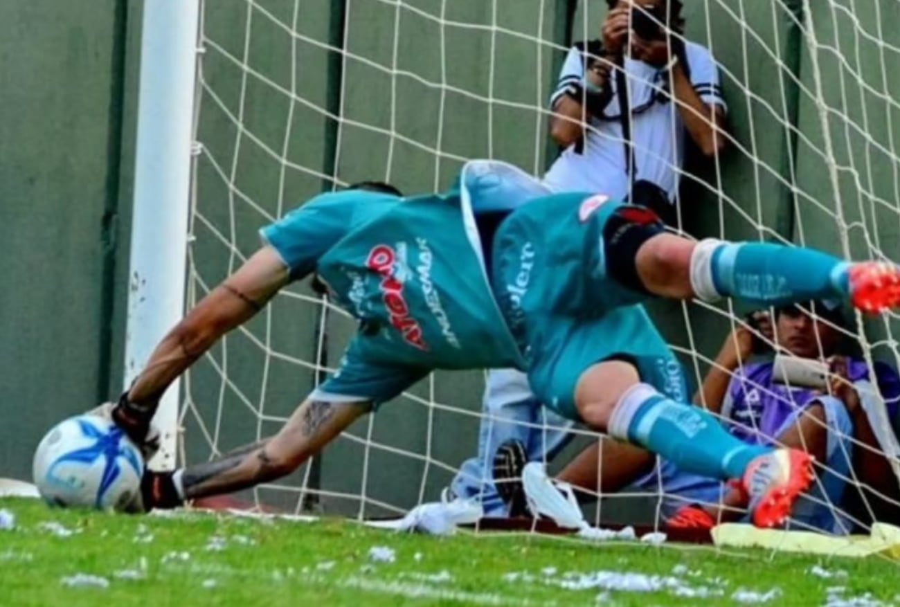 Franco Agüero, la gran figura de los penales en Salta /Foto: Prensa HLH