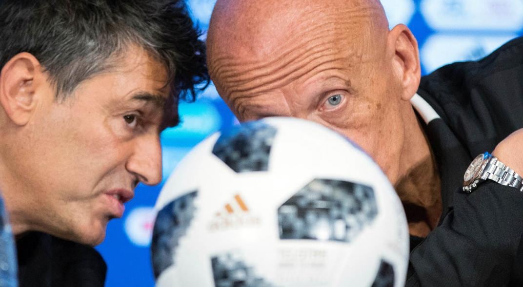 Massimo Busacca y Pierluigi Collina. (AP)