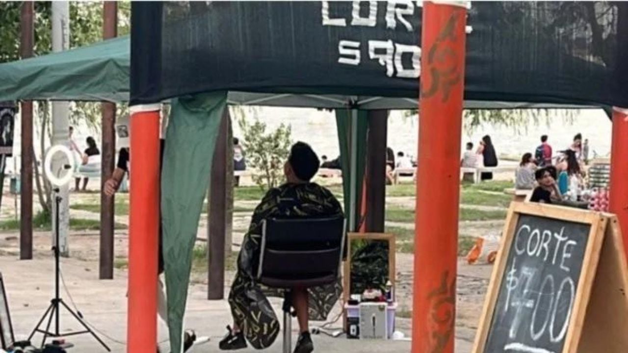 El joven de 23 años cortaba el pelo en un gazebo a orillas de la costanera en Rosario. Foto: captura Telenoche Rorario.