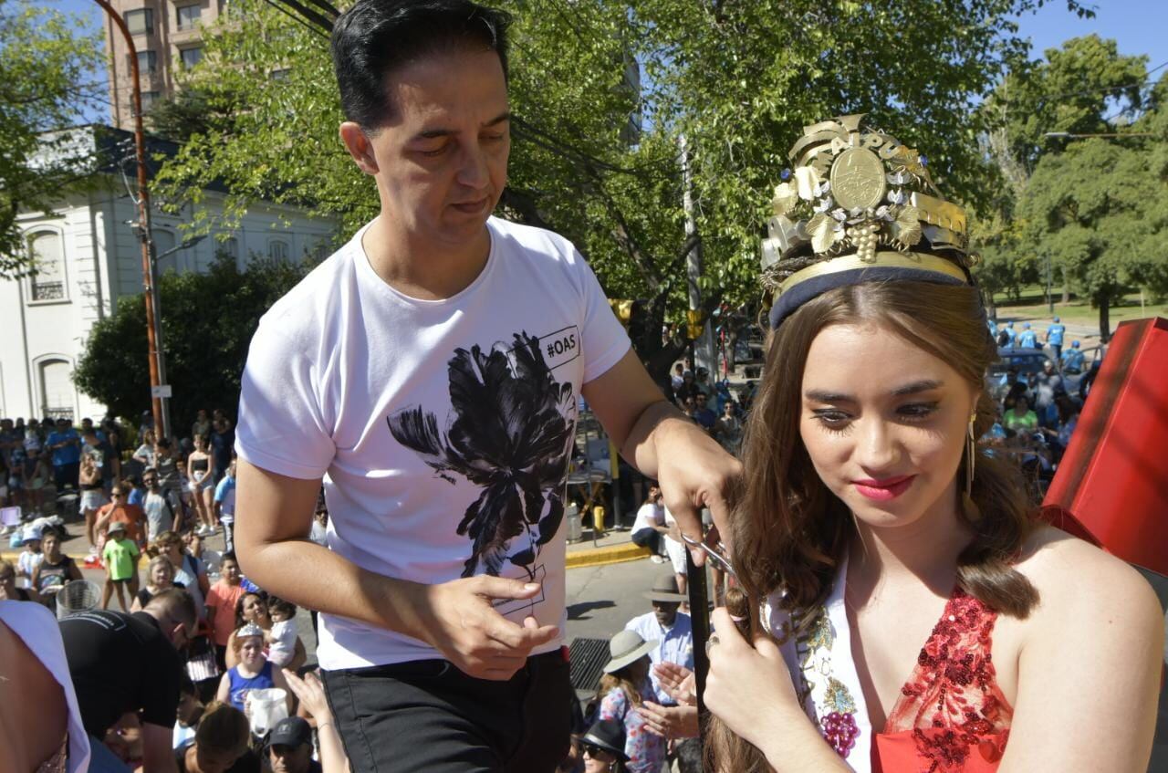 La reina de Maipú, Agostina Guevara, se cortó el pelo para concientizar sobre el cáncer de mama (Orlando Pelichotti / Los Andes)