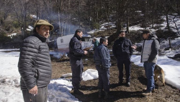 Policías dialogan con Emilio Friedrich (de campera blanca) en el lote\u002E (Diario Río Negro)\u002E