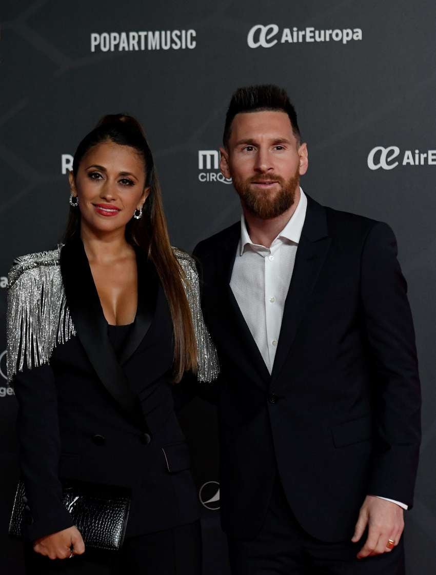 
    Antonella Roccuzzo y Lionel Messi. / AFP
   