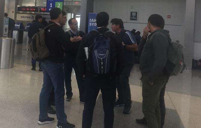 
    Los argentinos esperan ansiosos en el hall del aeropuerto. / Gentilez.
   