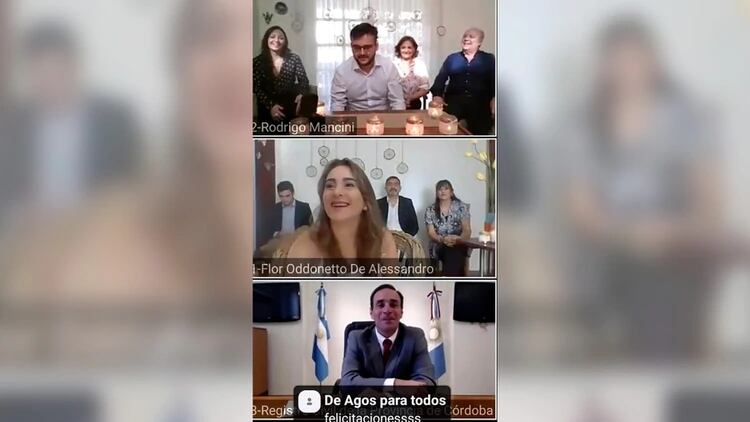 
    En la app Zoom, cada novio en su casa con sus familiares directos que oficiaron de testigos. - Gentileza
   