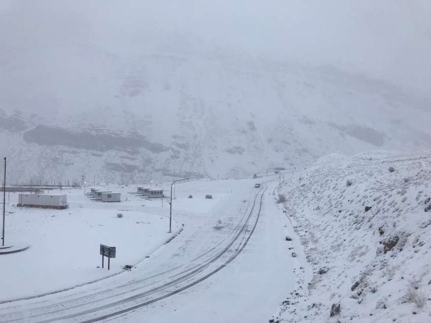 
    Todo quedó cubierto de blanco luego de una jornada marcada por una intensa nevada. - Gentileza / Gendarmería
   