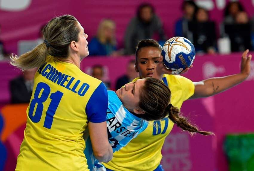 
Foto: AFP | La argentina Elke Karsten es marcada por las brasileñas Deonise Fachinello y Tamires Araujo durante el partido por la medalla de oro de balonmano femenino.
   