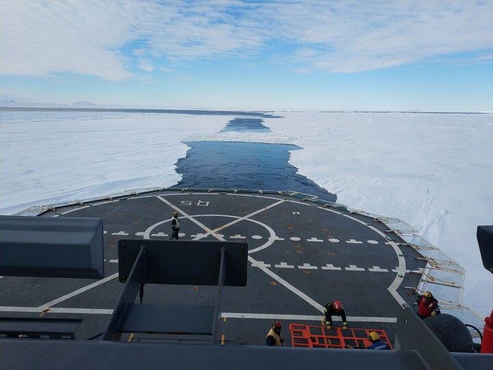 
Blanco: el buque es capaz de partir y penetrar el hielo.
