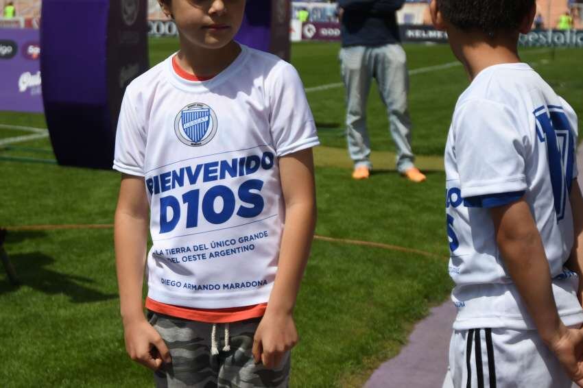 
Parte del recibimiento a "D10S" | Marcelo Rolland / Los Andes
   