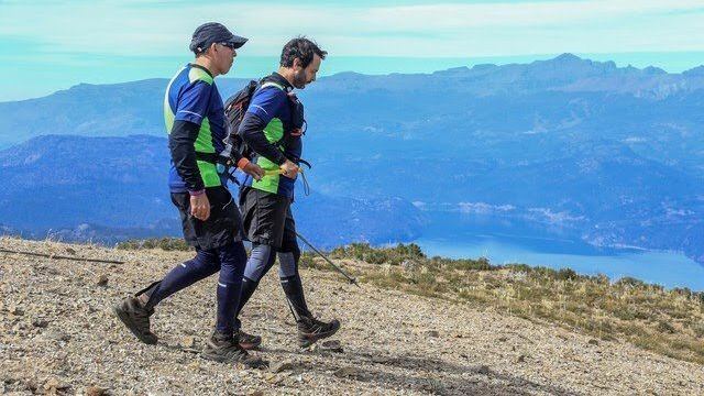 
Miguel Manriquez (izquierda) se prepara con su guía. | Gentileza - Clarín
   