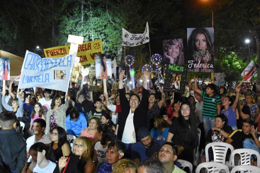 
Hinchadas. Desde temprano alentaron a sus candidatas. | Mariana Villa / Los Andes
   