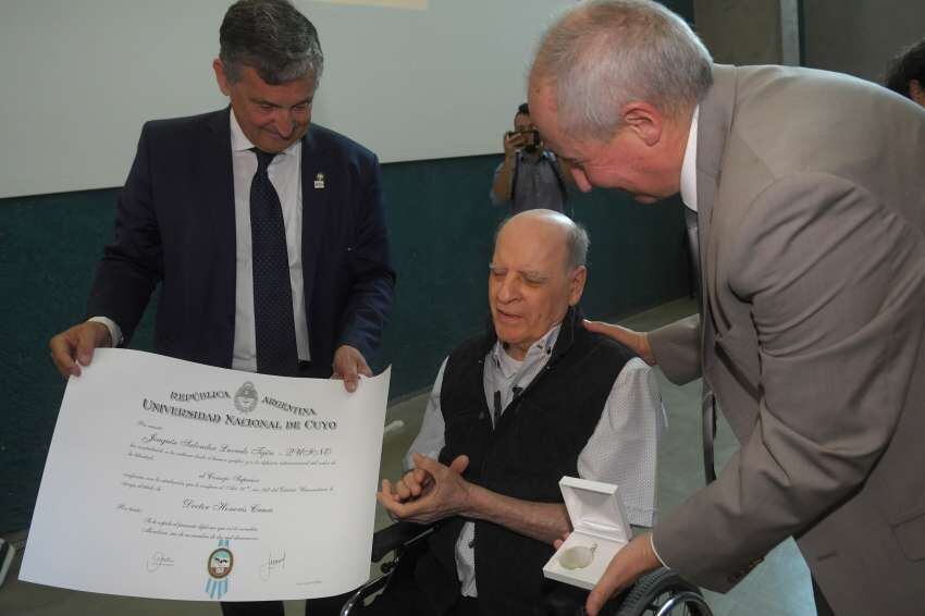 
Diploma y medalla. Quino recibe de manos del rector Daniel Pizzi la distinción que lo nombre como doctor honoris causa.
