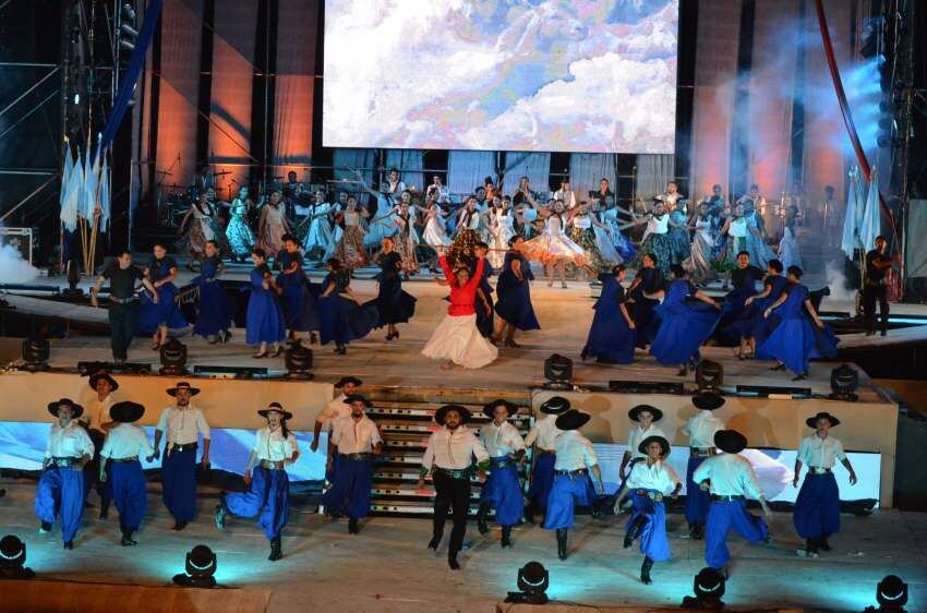 
Tradición. Chinas y gauchos sobre el escenario del Neyú Mapú. | Municipalidad de San Carlos.
   