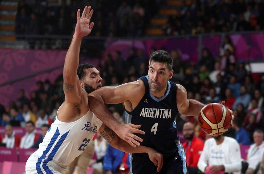 
Foto:AP | Luis Scola de Argentina, presiona a Emmanuel Andujar de Puerto Rico, durante el partido final de básquet masculino.
   