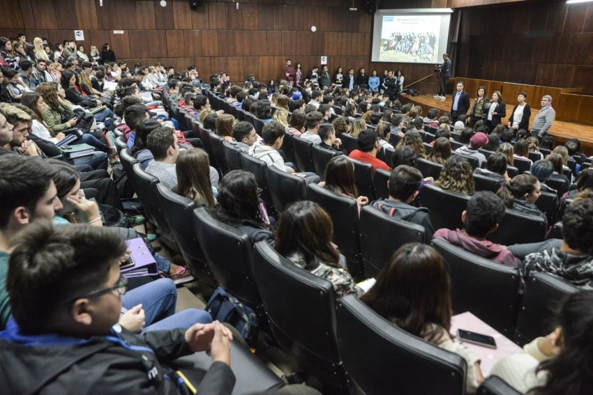 
    Seiscientos diez estudiantes sumarán la actividad física como materia.
   